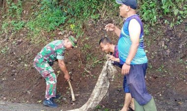 Babinsa Koramil 2205/Kalapanunggal Gelar Kegiatan Bhakti Bersama Warga