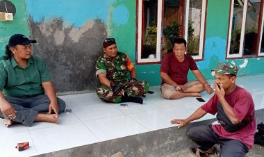 Babinsa Koramil 2202/Palabuhanratu Laksanakan Komsos Bersama Warga Desa Pasir Suren