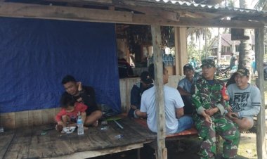 BABINSA KORAMIL 2212/TEGALBULEUD GELAR KOMSOS DENGAN TOKOH MASYARAKAT DI DESA SUMBERJAYA