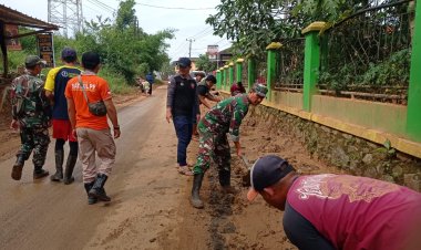BABINSA BOJONG GELAR AKSI KARYA BAKTI BERSIHKAN JALAN DI KP CIJATI