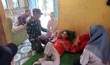 Babinsa Koramil 2207/Jampang Tengah Bantu Evakuasi Warga Sakit di Kampung Terpencil