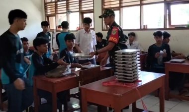 Babinsa Koramil 2213/Jampangkulon Dampingi Distribusi Program Makan Bergizi Gratis di SMAN 1 Jampangkulon