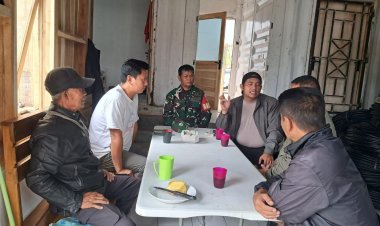 Babinsa Koramil 2207/Jampangtengah Laksanakan Komsos Bersama Tokoh Masyarakat