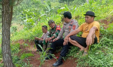 Babinsa Koramil 2201/Cisolok Laksanakan Komsos dan Monitoring Wilayah