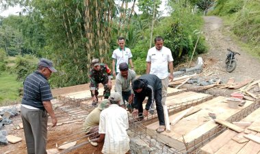 Babinsa Koramil 2209/Lengkong Laksanakan KARBAK Monitoring Pembangunan Jembatan