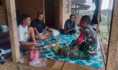 Babinsa Koramil 2205/Kalapanunggal Sertu Adam Sulaeman Laksanakan KOMSOS Bersama Warga di Kp. Cipurut
