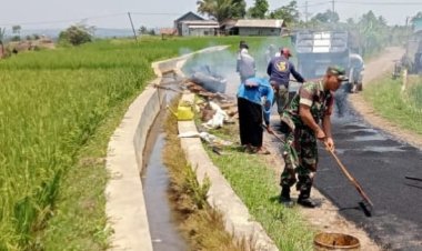 Babinsa Koramil 2205/Kalapanunggal Laksanakan Kegiatan Bhakti TNI Bersama Warga