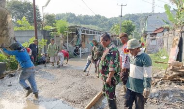 Babinsa Koramil 2207/Jampang Tengah Laksanakan Karya Bakti Bersama Warga