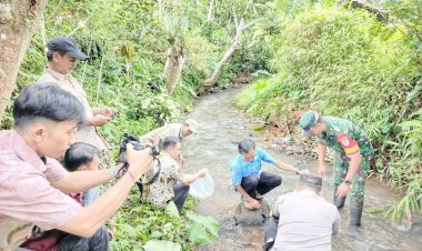 Babinsa Koramil 2208/Nyalindung Tebar Bibit Ikan di Sungai Citalahab