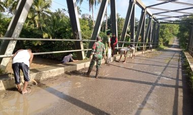 Babinsa Koramil 2207/Jampang Tengah Gelar Karya Bakti Bersihkan Sampah di Jembatan Cimandiri
