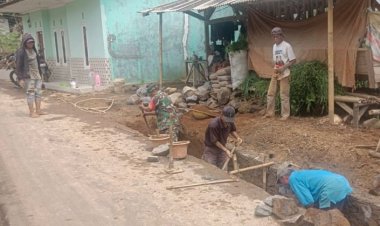 Babinsa Koramil 2206/Parakansalak Laksanakan Karbak Perbaikan Parit di Desa Sukakersa