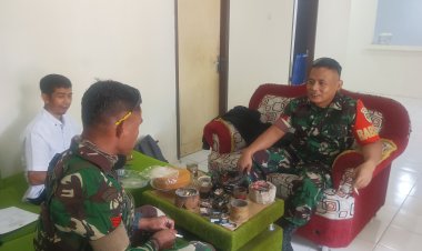 Babinsa Koramil 2201/Cisolok Laksanakan Komsos dan Monitoring di Desa Gandasoli