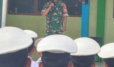 BABINSA TEGALBULEUD PIMPIN UPACARA BENDERA DAN SOSIALISASIKAN PEREKRUTAN CALON BINTARA DAN TAMTAMA TNI AD TAHUN 2025 DI SMKN 1 TEGALBULEUD