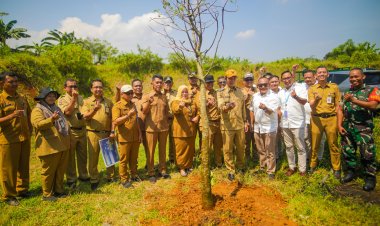 Dedie Rachim Tanam Pohon di Lokasi Calon Kantor Pemerintahan