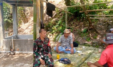 Babinsa Koramil 2201/Cisolok Laksanakan Komsos dan Monitoring Wilayah