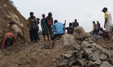 Babinsa Koramil 2207/Jampangtengah Bersama Warga Laksanakan Karbak Pengerasan Jalan