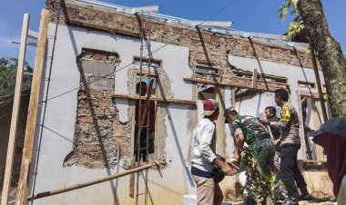 Babinsa Koramil 2208/Nyalindung Laksanakan Karya Bakti Pembangunan Posyandu