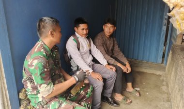 Babinsa Koramil 2205/Kalapanunggal Jalin Komunikasi Sosial dengan Pemuda di Desa Mekarjaya