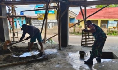 Babinsa Koramil 2206/Parakansalak Laksanakan Karya Bakti Perbaikan Tiang Masjid
