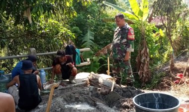 Babinsa Koramil 2202/Palabuhanratu Bersama Warga Laksanakan Bakti Rehabilitasi Jembatan