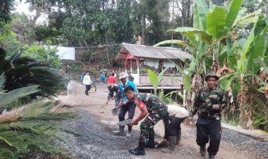 Karya Bakti TNI Kodim 0622/Kabupaten Sukabumi TA 2025 Pengaspalan Jalan di Kampung Cimuncang, Desa Sukamaju