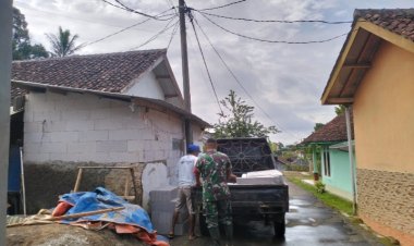 Babinsa Koramil 2206/Parakansalak Laksanakan Bhakti Perbaikan Rumah Warga