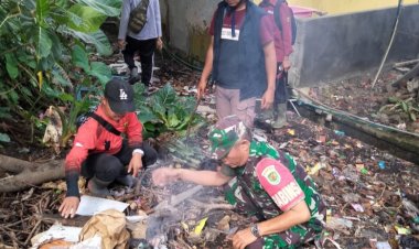 Babinsa dan Warga Desa Ciwalat Bersihkan Sampah di Lingkungan Permukiman