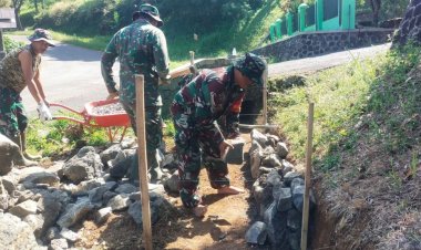 Babinsa Koramil 2205/Kalapanunggal Laksanakan Kegiatan Karya Bakti di Makodim Sukabumi