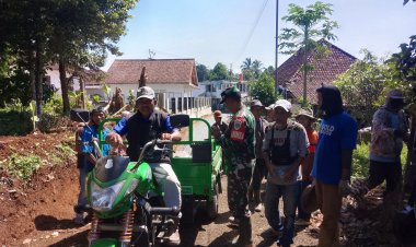 Babinsa Koramil 2209/Lengkong Laksanakan Karya Bakti Pengaspalan Jalan Bersama Warga