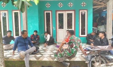 Babinsa Koramil 2204/Cikidang Laksanakan Komsos dengan Warga Desa Cikiray