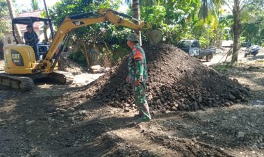 Babinsa Koramil 2202/Palabuhanratu Laksanakan Kegiatan Bakti Pembersihan Jalan