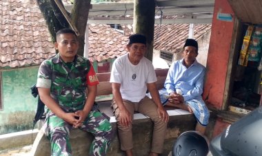 Babinsa Koramil 2201/Cisolok  Laksanakan Komsos dan Monitoring Wilayah