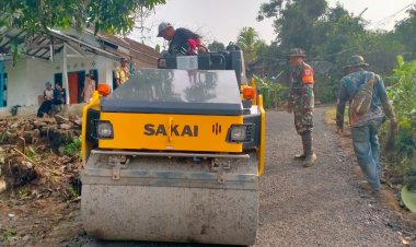 Karya Bakti TNI Kodim 0622/Kabupaten Sukabumi Pengaspalan Jalan di Kampung Cimuncang, Desa Sukamaju, Kecamatan Cikakak