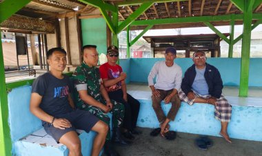 Babinsa Koramil 2206/Parakansalak Laksanakan Komsos Bersama Warga Desa Bojonglongok