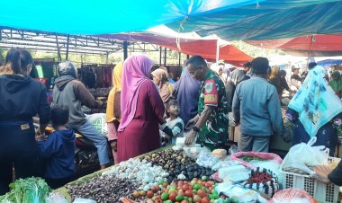 Babinsa Koramil 2204/Cikidang Laksanakan Pengecekan Harga Sembako di Pasar Tradisional
