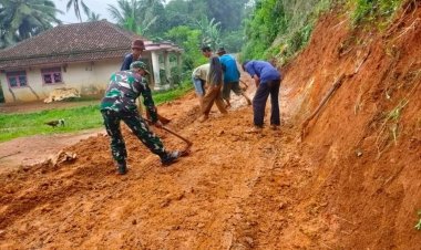 Babinsa Koramil 2207/Jampangtengah Gelar Kegiatan Bhakti Sosial Perataan Jalan