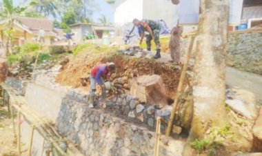 Babinsa Koramil 2206/Parakansalak Laksanakan Kegiatan Bhakti di Desa Sukatani