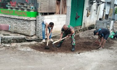 BHAKTI TNI: BABINSA KORAMIL 2205/KALAPANUNGGAL GELAR AKSI BERSIH DI KAMPUNG KADUDAMPIT