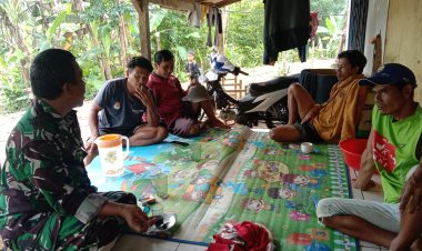 Babinsa Koramil 2204/Cikidang Jalin Komsos dengan Warga Desa Cikidang