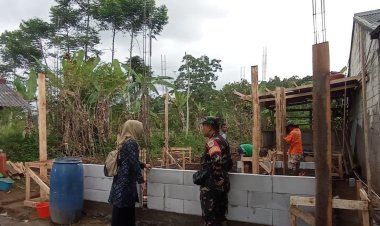 BABINSA KORAMIL 2207/JAMPANG TENGAH LAKSANAKAN BHAKTI PEMBANGUNAN POSYANDU DI DESA PURABAYA