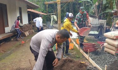 Babinsa Koramil 2208/Nyalindung Laksanakan Karya Bakti Pengecoran Jalan