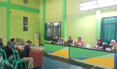 Babinsa Koramil 2202/Palabuhanratu Hadiri Musyawarah Pengaspalan Jalan di Desa Loji