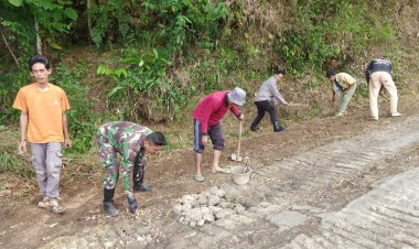 Babinsa Koramil 2211 Sagaranten Gelar Karya Bakti Bersama Tiga Pilar di Desa Bojongtugu