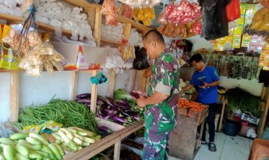Babinsa Koramil 2206/Parakansalak Laksanakan Pengecekan Harga Sembako di Pasar Parakansalak