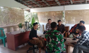 Babinsa Koramil 2204/Cikidang Jalin Komsos dengan Warga Desa Cikiray