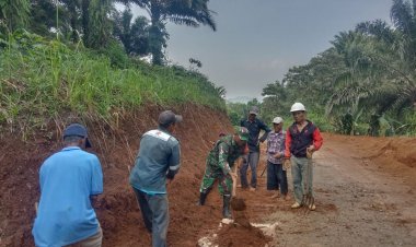 Babinsa Koramil 2204/Cikidang Bersama Warga Laksanakan Karya Bakti Pelebaran Jalan