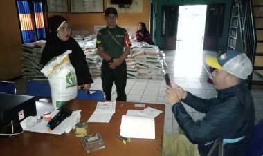Babinsa Koramil 2213/Jampangkulon Dampingi Penyaluran Bantuan Beras di Desa Balekambang