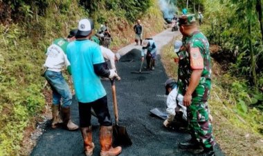 Babinsa Koramil 2205/Kalapanunggal Gelar Kegiatan Bhakti Hotmix Jalan Lingkungan di Desa Cianga