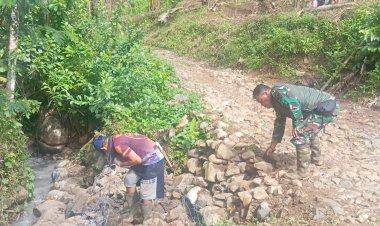 BABINSA DESA GUNUNG KERAMAT GELAR KARBAK PEMBANGUNAN JALAN DAN PEMASANGAN BERONJONG