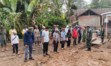 Bakti TNI  Pengaspalan Jalan di Desa Bojong Jengkol Rampung 100%